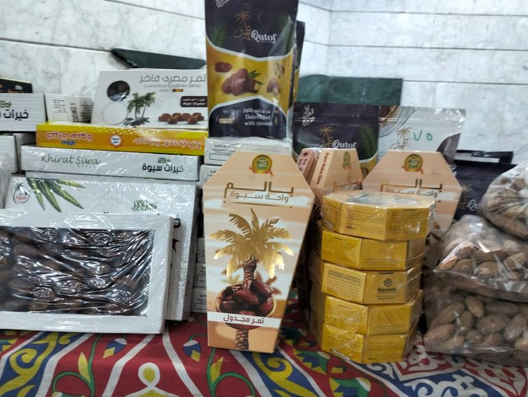 sdfsdf58-1771320375 للا ستخدام الداخلي فقط - - - - تتنافس المتاجر في تقديم اسعار تنافسية للمستهلكين في شهر رمضان لجذب أكبر عدد ممكن في سوق لا يتوقف لمدة 30 يوما - تصوير الجزيرة نت