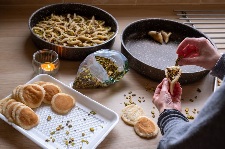 shutterstock_2392578085-1741590303 يتصدر الكلاج والقطايف وزنود الست والكنافة بالجبن وحلاوة الجبن والشعيبيات والأرز باللبن قائمة الأطباق الرمضانية التي تزدان بها الموائد اللبنانية