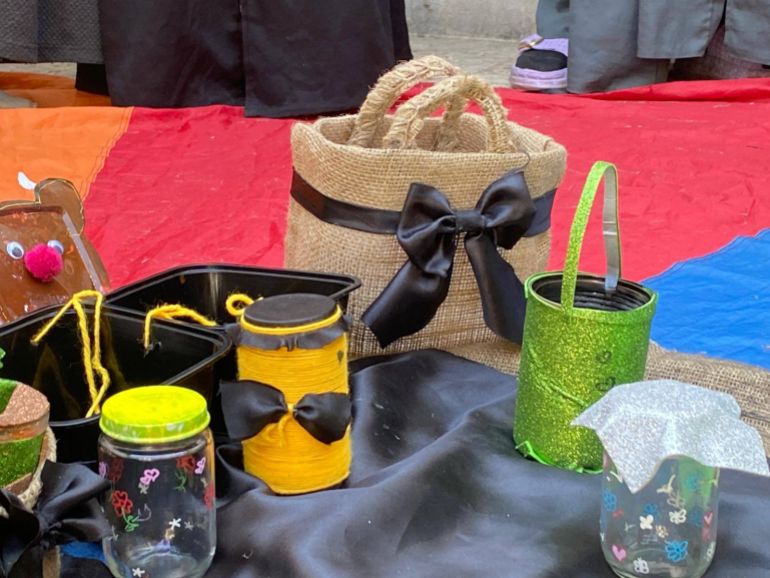 ‎⁨تحف فنية تم اعادة تدويرها من مخلفات البيئة من خلال فريق تعاونية البحر النا (الجزيرة)⁩.jpg