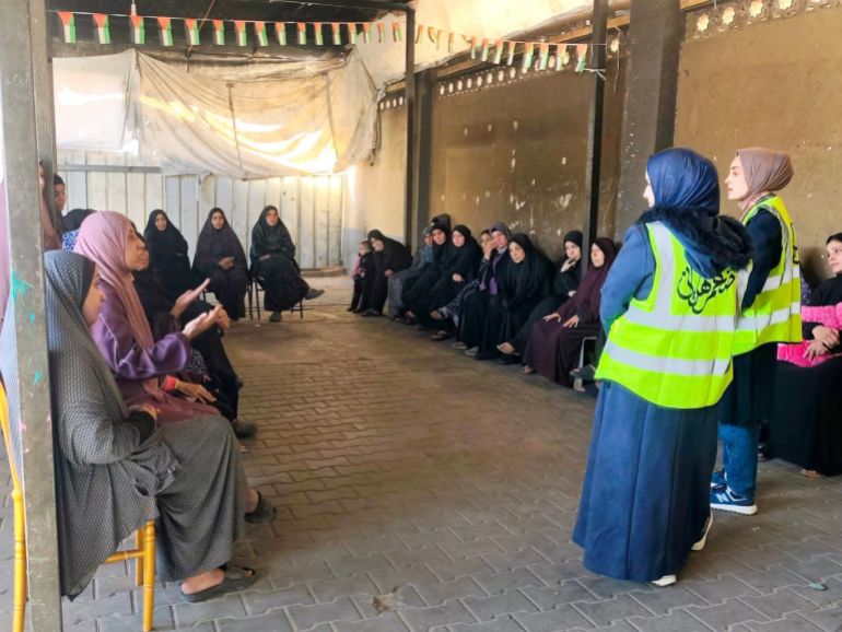 ‎⁨خلال احدى المحاضرات التوعوية في القضايا البيئية للنساء في مراكز الايواء (الجزيرة)⁩.jpg