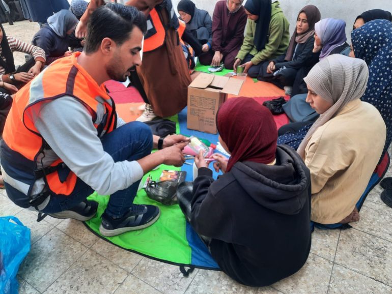 ‎⁨خلال احدى ورش تدوير النفايات التي تنفذها بلدية وغزة وتعاونية البحر النا (الجزيرة)⁩.jpg