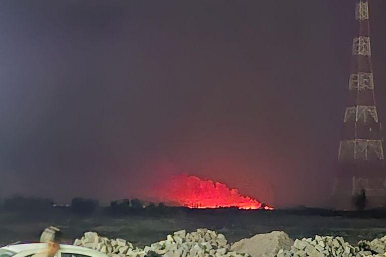 حريق ناجم عن غارة على منشآت خارج مدينة طهران (الجزيرة)