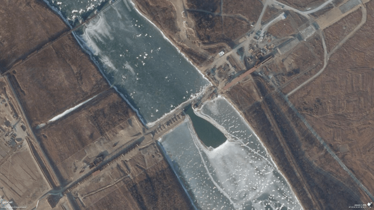 03-5-1774591202 صورة فضائية في بداية العام الحالي تكشف عن معدات آليات على جانبي نهر تومان (بلانت لابس)