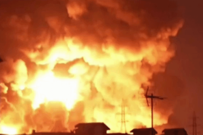 تصاعد الدخان بعد استهداف خزان نفط في طهران - شاشة الجزيرة