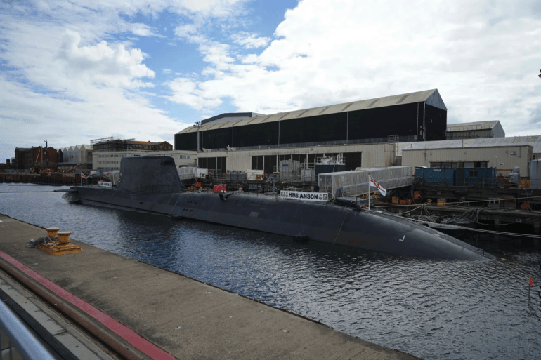 الغواصة النووية البريطانية (إتش إن إس أنسون - HMS Anson) HMS Anson docked at BAE systems in Barrow-in-Furness before it is officially commissioned into the Royal Navy, as the UK's newest Astute-Class attack submarine, during a visit by Prime Minister Boris Johnson, Defence Secretary Ben Wallace and new Australian Deputy Prime Minister Richard Marles. Picture date: Wednesday August 31, 2022. (Photo by Peter Byrne/PA Images via Getty Images)