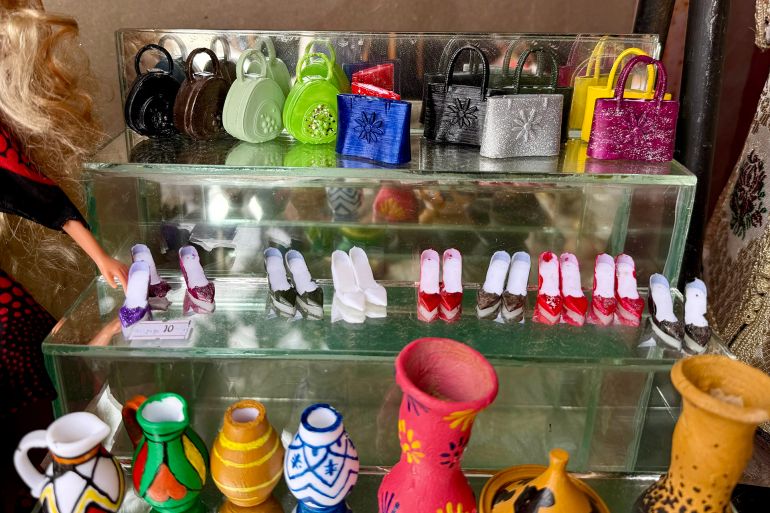 11-1774281217 : المغرب/ الرباط/ إكسسوارات الدمى مصنوعة من أشياء مستعملة/ مصدر الصورة: سناء القويطي