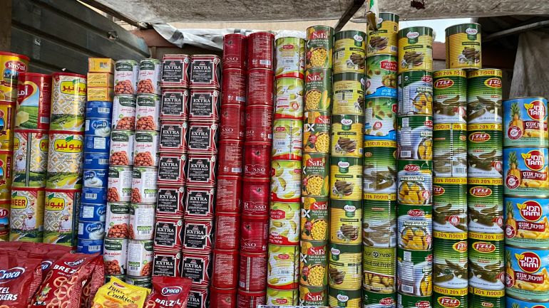 12-1729666539 يعتمد الغزيون في غذائهم على المعلبات في ظل شح الخضروات وعدم توفر اللحوم والدواجن والارتفاع الهائل على الأسعار وسط بطالة غير مسبوقة-رائد موسى-خان يونس-الجزيرة نت