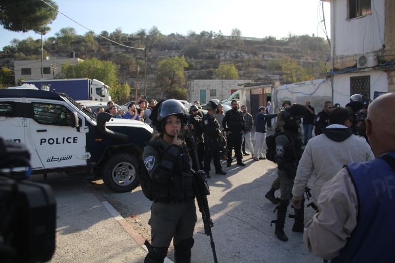 2pp1-7 تسليح المستوطنين سيزيد عنفهم وقلتهم للفلسطينيين- مستوطنون بحماية جيش الاحتلالجنوب نابلس- الضفة الغربية- نابلس- قرى جنوب نابلس- الجزيرة نت6