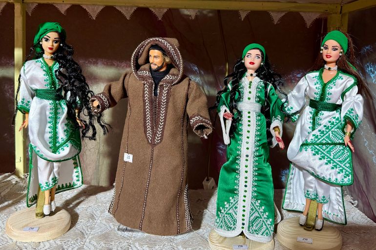 3-1774281190 المغرب/ الرباط/ سناء القويطي/ دمى ترتدي قفاطين بالطرز الفاسي وجلباب رجالي جبلي/ مصدر الصورة: سناء القويطي