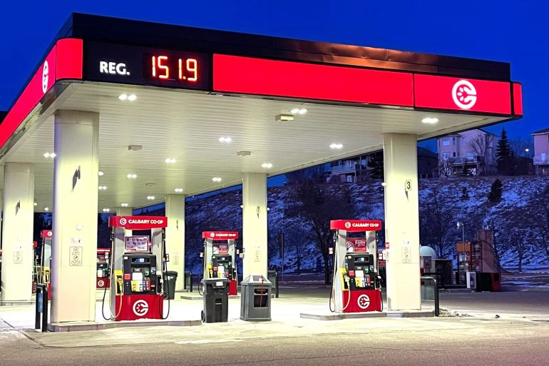 رقم1،2،3،4: محطات تعبئة الوقود بمدينة كالغاري وبدت بعضها خالية من المستهلكين على غير العادة منذ ارتفاع الأسعار (الجزيرة)