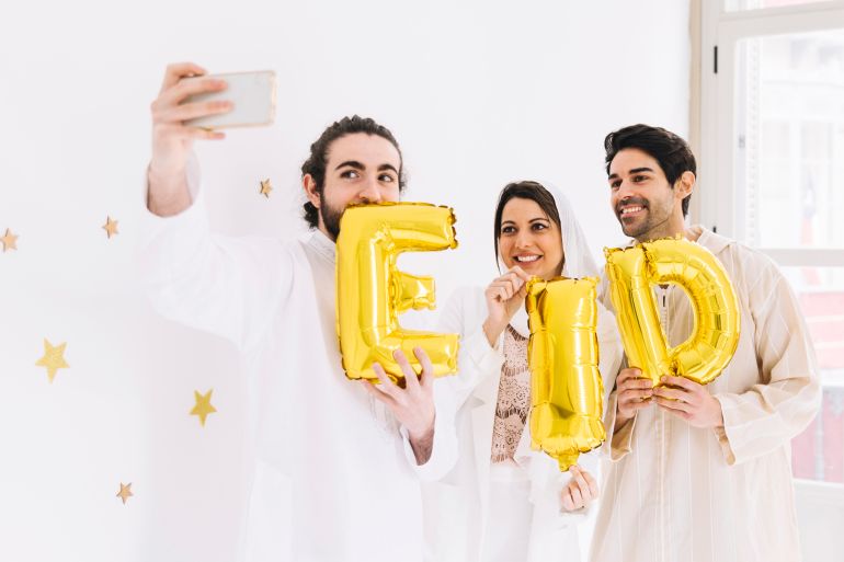 Group of four muslim friends in restaurant freepik