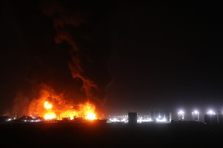 486513-1773991022-2 اندلع حريق في مصفاة ميناء الأحمدي بالكويت بعد هجوم بطائرة مسيرة