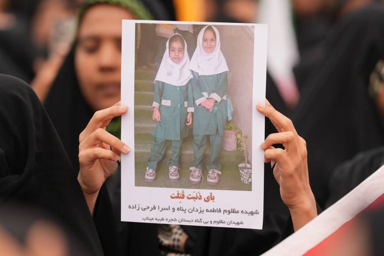 صور تشييع ضحايا مجزرة مدرسة ميناب الابتدائية للبنات