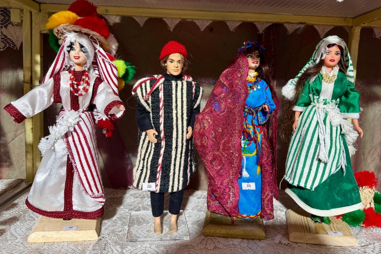 6-1774281194 المغرب/ الرباط/ سناء القويطي/ دمى ترتدي ملابس تقليدية تجسد منطقة جبالة وهي عبارة عن قفطان وفواطة وشاشية/ مصدر الصورة: سناء القويطي