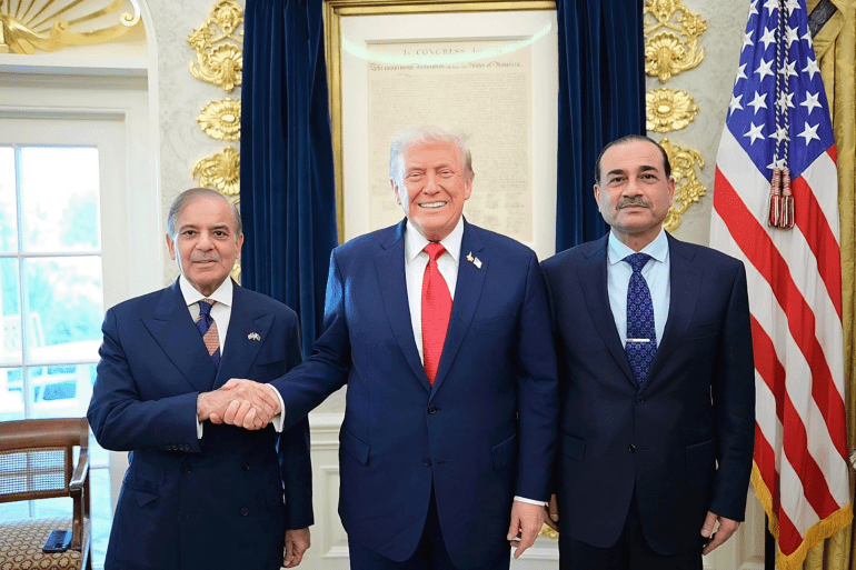 المصدر: حساب Government of Pakistan على إكس https://x.com/GovtofPakistan/status/1971343017102672229 ترامب مع رئيس الوزراء الباكستاني شهباز شريف ورئيس الأركان الجنرال عاصم منير Donald Trump with Shehbaz Sharif and Asim Munir