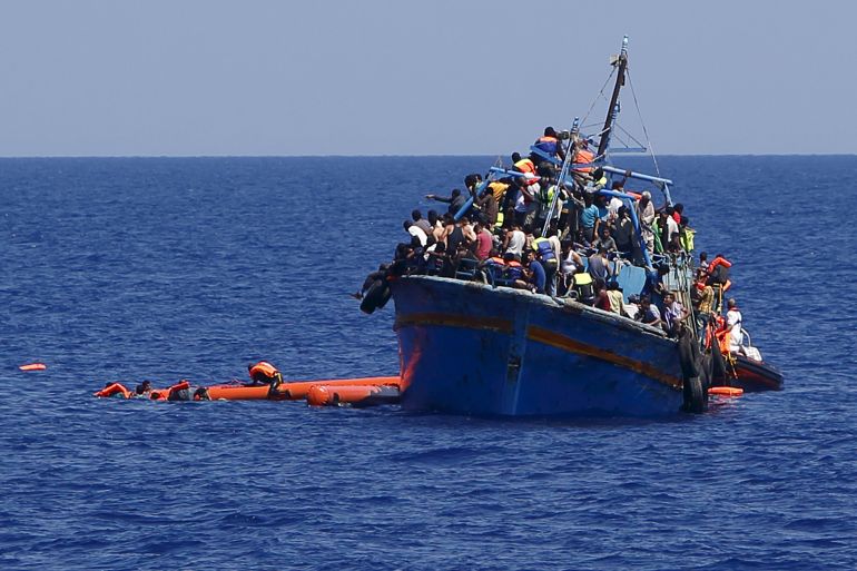 **ارشيف** Migrants hang onto flotation tubes in the sea after jumping from an overloaded wooden boat during a rescue operation 10.5 miles (16 kilometres) off the coast of Libya August 6, 2015. An estimated 600 migrants on the boat were rescued by the international non-governmental organisations Medecins san Frontiere (MSF) and the Migrant Offshore Aid Station (MOAS) without loss of life on Thursday afternoon, a day after more than 200 migrants are feared to have drowned in the latest Mediterranean boat tragedy after rescuers saved over 370 people from a capsized boat thought to be carrying 600. Picture taken August 6, 2015. REUTERS/Darrin Zammit Lupi MALTA OUT. NO COMMERCIAL OR EDITORIAL SALES IN MALTA