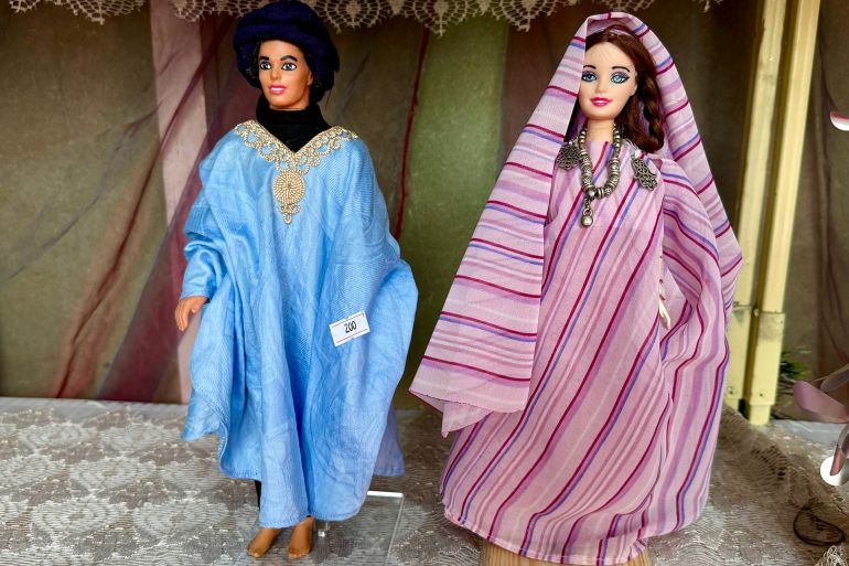 7-1774281213 المغرب/ الرباط/ سناء القويطي/ دمى ترتدي ملابس تقليدية صحراوية: الملحفة النسائية والدراعة الرجالية/ مصدر الصورة: سناء القويطي