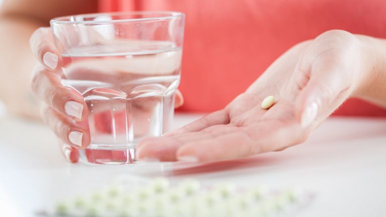 يمكن الاستدلال على إدمان الدواء من خلال ملاحظة بعض العلامات التحذيرية، مثل عدم القدرة على النوم إلا بعد تعاطي قرص المُنوِّم، بالإضافة إلى تعاطي كميات من الأدوية أكثر مما وصفه الطبيب. (النشر مجاني لعملاء وكالة الأنباء الألمانية "dpa". لا يجوز استخدام الصورة إلا مع النص المذكور وبشرط الإشارة إلى مصدرها.) عدسة: dpa صور: Christin Klose/dpa-tmn/dpa