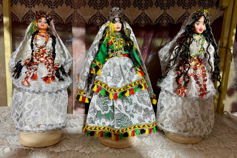 8-1774281207 : المغرب/ الرباط/ سناء القويطي/ دمى ترتدي ملابس تقليدية أمازيغية/ مصدر الصورة: سناء القويطي