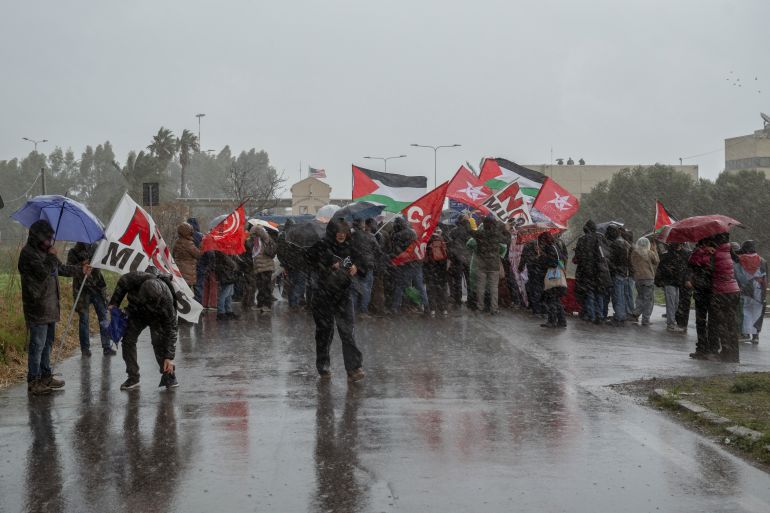 شارك مئات الإيطاليين، الأحد، في وقفة احتجاجية عند مدخل قاعدة سيغونيلا الأمريكية في جزيرة صقلية، للتنديد بالهجمات التي تشنها الولايات المتحدة وإسرائيل ضد إيران منذ 28 فبراير/شباط الماضي. وذكر مراسل الأناضول أن متظاهرين من أحزاب يسارية ومنظمات مجتمع مدني وداعمين للقضية الفلسطينية شاركوا في الوقفة للتعبير عن معارضتهم لوجود القاعدة الأمريكية في صقلية. ( Valeria Ferraro - وكالة الأناضول )