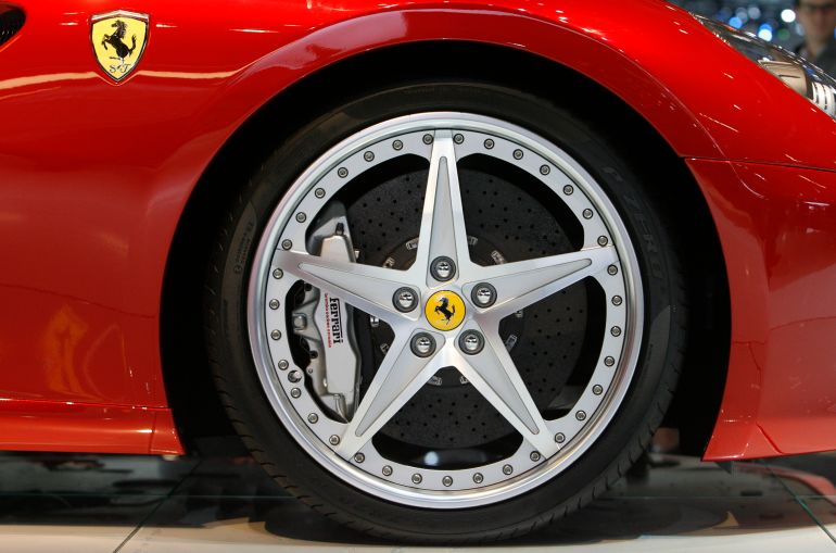 مكابح الكربون-السيراميك The carbon ceramic brake disk of a Ferrari 599 GTB Fiorano is pictured during the first media day of the 79th Geneva Car Show at the Palexpo in Geneva March 3, 2009. REUTERS/Arnd Wiegmann (SWITZERLAND)