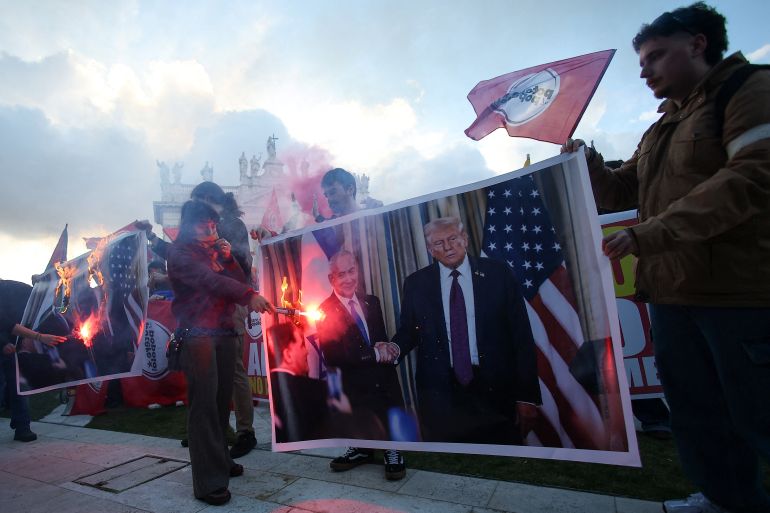 إحراق صور لميلوني وترامب في روما تنديدا بمشروع حكومي وبالحرب في الشرق الأوسط Demonstrators burn a poster depicting U.S. President Donald Trump and Israeli Prime Minister Benjamin Netanyahu during a protest supporting the "No" campaign ahead of Italy’s March 22–23 referendum on judicial reform and criticising the government of Prime Minister Giorgia Meloni’s foreign policies, in Rome, Italy, March 14, 2026. REUTERS/Francesco Fotia