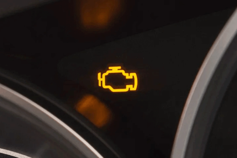 ماذا تعني إضاءة مصباح فحص المحرك؟ برلين 3 آذار/مارس (د ب أ) – في بعض الأحيان يضيء مصباح فحص المحرك. فما معنى ذلك؟ للإجابة عن هذا السؤال، أوضح نادي السيارات ADAC الألماني أن مصباح فحص المحرك يعد أحد أهم مؤشرات الحالة التقنية للسيارة ضمن نظام التشخيص الذاتي. ويظهر هذا الرمز على شكل محرك صغير بلون أصفر في لوحة العدادات، وهو مرتبط مباشرة بنظام إدارة المحرك ونظام التحكم في الانبعاثات.