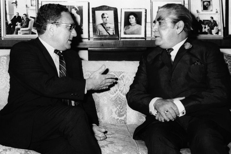 تبادل هنري كيسنجر، مستشار الرئيس الأميركي، الحديث مع الرئيس الباكستاني آغا محمد يحيى خان في روالبندي بباكستان بعد وصوله في 8 يوليو/تموز 1971.