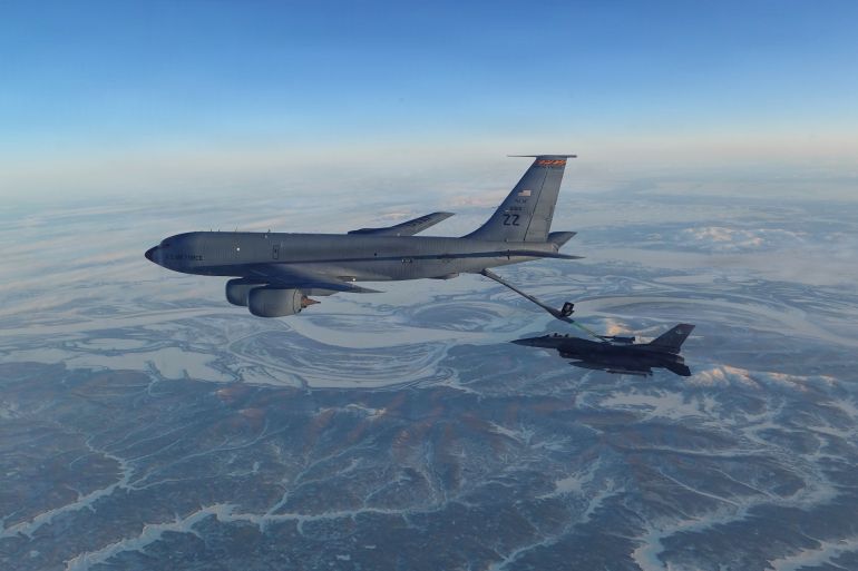 Esta foto, proporcionada por el Departamento de Defensa de Estados Unidos, muestra un caza F-16 del Comando de Defensa Aeroespacial de América del Norte reabasteciéndose de combustible desde un KC-135 Stratotanker, el jueves 19 de febrero de 2026, sobre el oeste de Alaska. (Departamento de Defensa de EE.UU. vía AP)