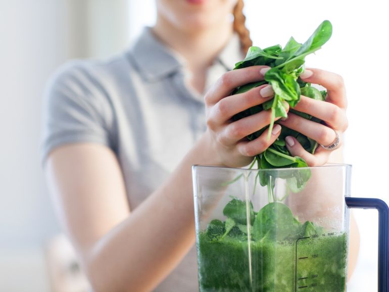 الإفراط في تناول السبانخ قد يؤذي الأسنان؛ نظرا لاحتوائها على حمض الأوكساليك، الذي يهاجم مينا الأسنان. (النشر مجاني لعملاء وكالة الأنباء الألمانية