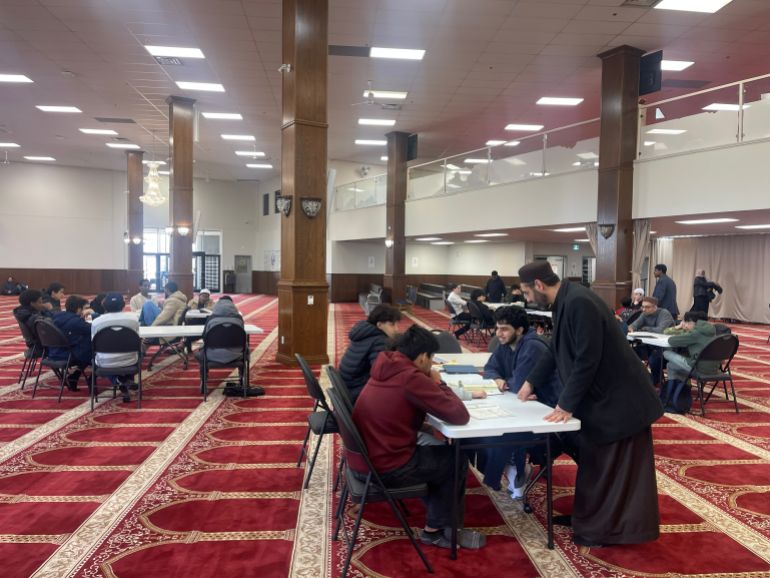 حلقات تحفيظ القرآن الكريم الأسبوعية في مركز أكرم جمعة