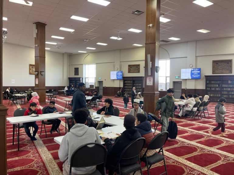 حلقات تعليم القرآن الأسبوعية في مركز أكرم جمعة