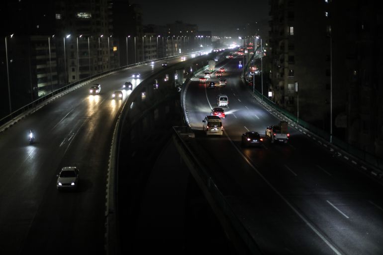 d8a7d984d982d8a7d987d8b1d8a98-1774761877 بدأت في مصر، مساء السبت، حزمة إجراءات لترشيد استهلاك الطاقة يتم تطبيقها لمدة شهر قابل للتمديد، لمواجهة تداعيات ارتفاع أسعار النفط عالميا في ظل استمرار الحرب الإسرائيلية الأمريكية على إيران. وشملت الإجراءات، وفق بيان لرئاسة الوزراء، إغلاق المحال التجارية والمطاعم ومراكز التسوق ودور السينما والمسارح وقاعات الأفراح في التاسعة مساء، عدا يومي الخميس والجمعة وأيام عطلات الأعياد والمناسبات الرسمية، يكون فيها الإغلاق في العاشرة مساء. وتشمل أيضا تقليل الإضاءة في الشوارع وخفض إضاءة الإعلانات في الشوارع بنسبة 50 في المئة، إضافة إلى تقليل مخصصات الوقود للمركبات الحكومية بنسبة 30 في المئة. ( Mohamed Elshahed - وكالة الأناضول )