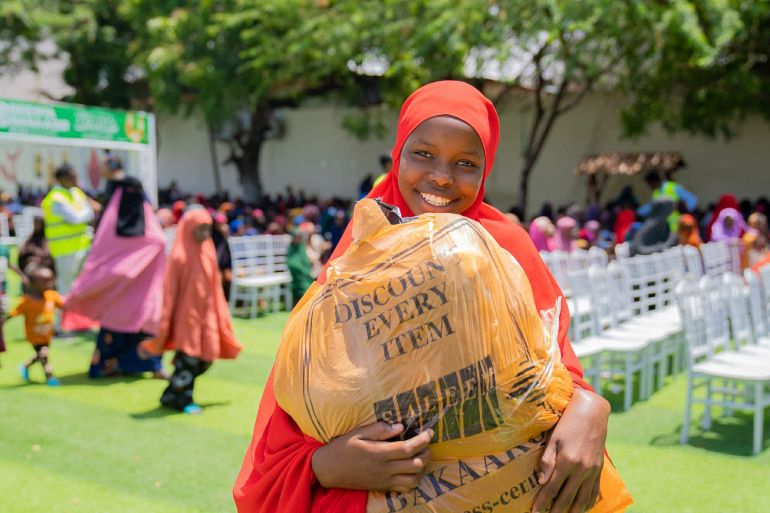 توزيع أطفال كسوة العيد، صور خاصة للجزيرة نت، لكنها تعود للعام الماضي، وحصلت من القائمين على المبادرة