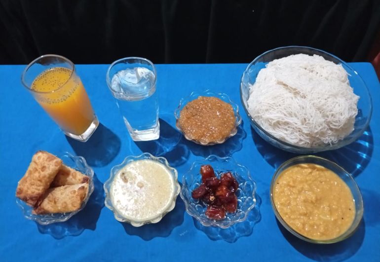 1. لا تنسى مائدة الإفطار السريلانكية التقليدية إضافة حساء "الكنجي" التي يوزعها المساجد (الجزيرة)