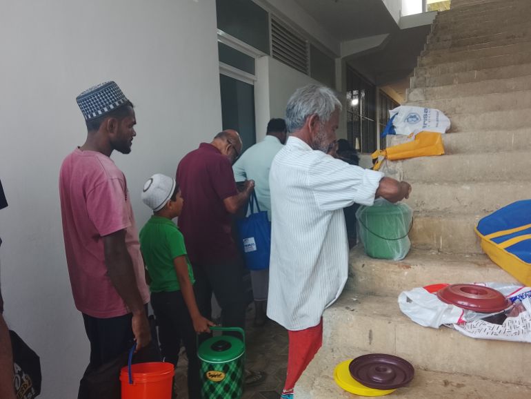 الرجل البوذي ديسانايكا مودييانسي راتناياكا يعتقد ان تقليد توزيع المشروبة في المسجد يقرب بين العرقيات والأديان في سريلانكا