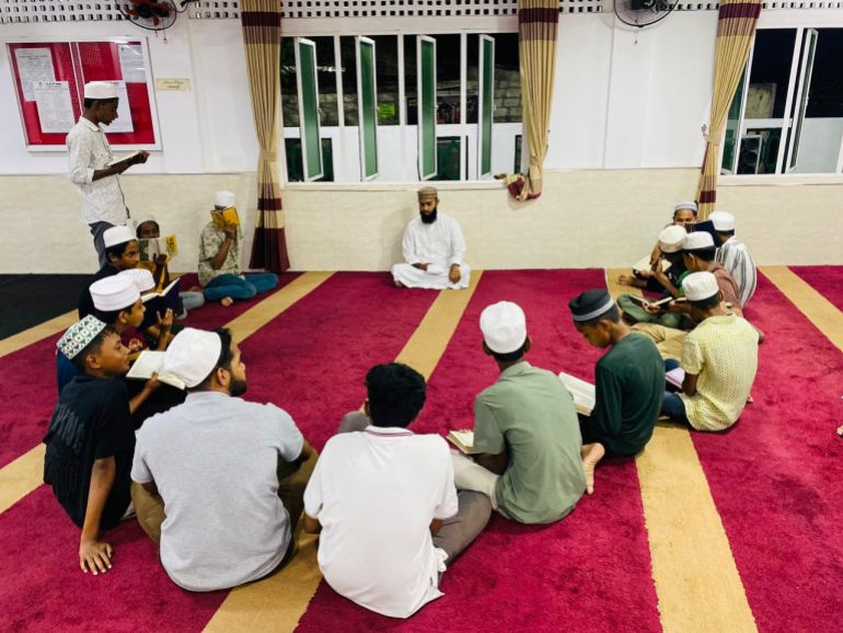 لا يفوت الأطفال المسلمون السريلانكيون الحزب الراتب في رمضان (الجزيرة)