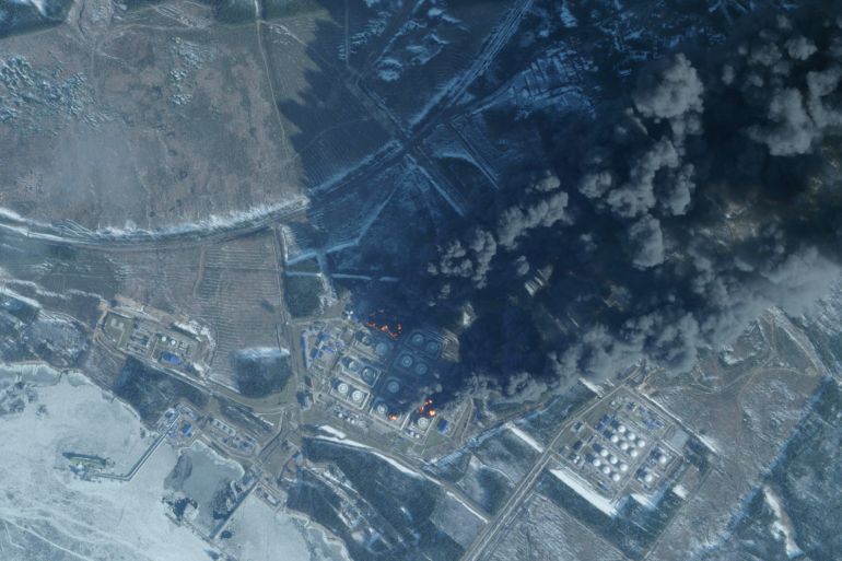 صور متداولة عبر منصات التواصل الاجتماعي لما قيل إنها أسراب من الغربان تجتاح سماء تل أبيب