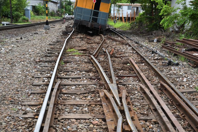 d8b3d98a4d8a8d984-1772355445 Derail train bogey with crash ruin rail