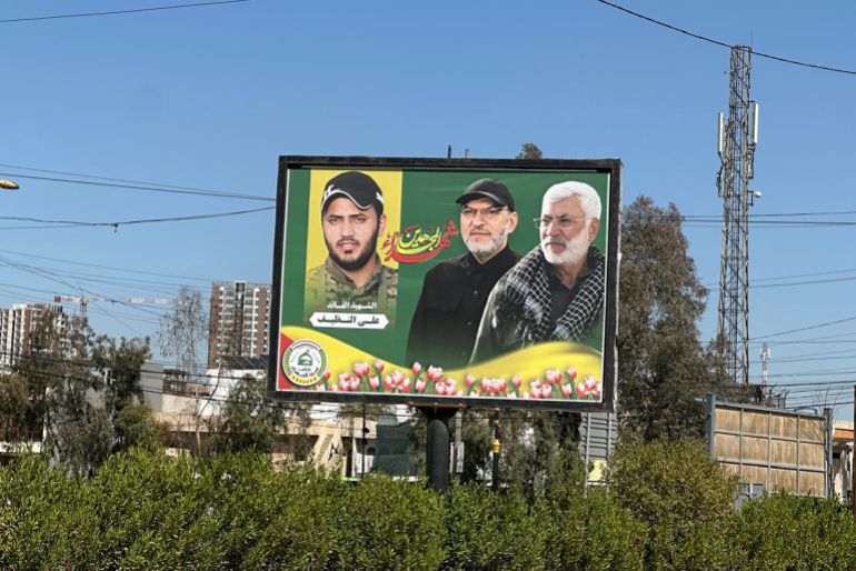 - الصورة الرئيسية رقم 1 -حصرية للجزيرة نت وصورتها بالهاتف – عنوانها: فصائل مسلحة تنشر في الطرقات العامة بالعراق يافطات لصور قتلاها إثر الهجمات الأميركية الأخيرة