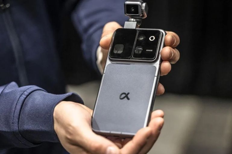 d8b4d8b3d98ad8b4d98ad8b3d8b4-1772520156 The Honor Robot Phone, by Honor Device Co., presented ahead of MWC Barcelona 2026 in Barcelona, Spain, on Sunday, March 1, 2026. This year's edition of MWC is heavily geared toward AI and establishing best practices to leverage it to drive sales and wider adoption. Photographer: Angel Garcia/Bloomberg via Getty Images