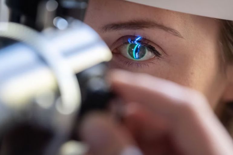 إنفلونزا العيون هي مرض شديد العدوى تسببه الفيروسات الغُدية، وتتمثل أعراضها في احمرار العين وتورمها والشعور بحكة وحرقان بها وزيادة الإفرازات الدمعية، وأحيانا تورم الغدد الليمفاوية في الأذن. (النشر مجاني لعملاء وكالة الأنباء الألمانية “dpa”. لا يجوز استخدام الصورة إلا مع النص المذكور وبشرط الإشارة إلى مصدرها.) عدسة: dpa صور: dpa