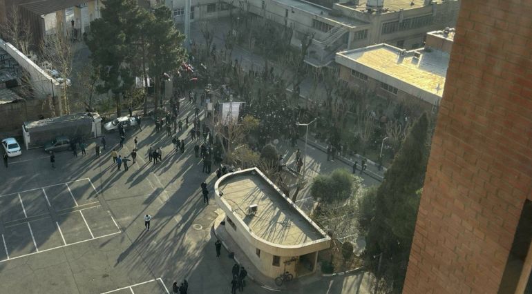 مشهد احتجاجي في جامعة إيرانية تم التلاعب فيه في إطار عملية التضليل (مواقع إيرانية)