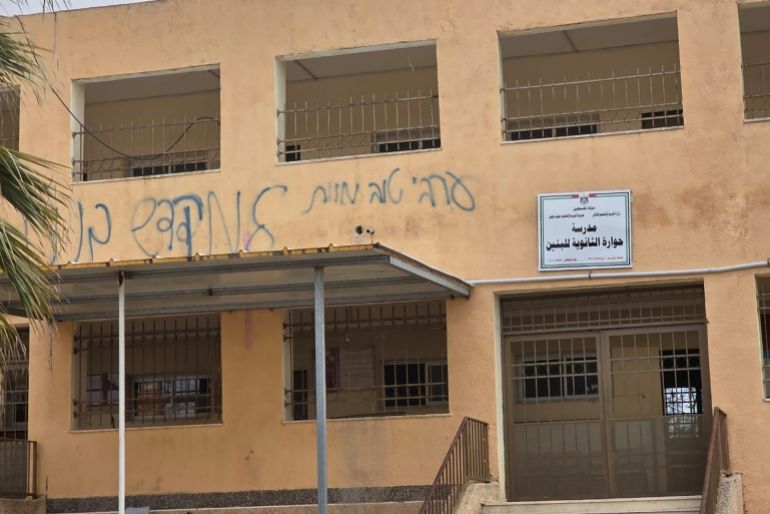 d982d8afd8b31-1774257965 مستوطنون يرفعون العلم الإسرائيلي على مدرسة حوارة في نابلس المصدر: شبكة القدس الإخبارية