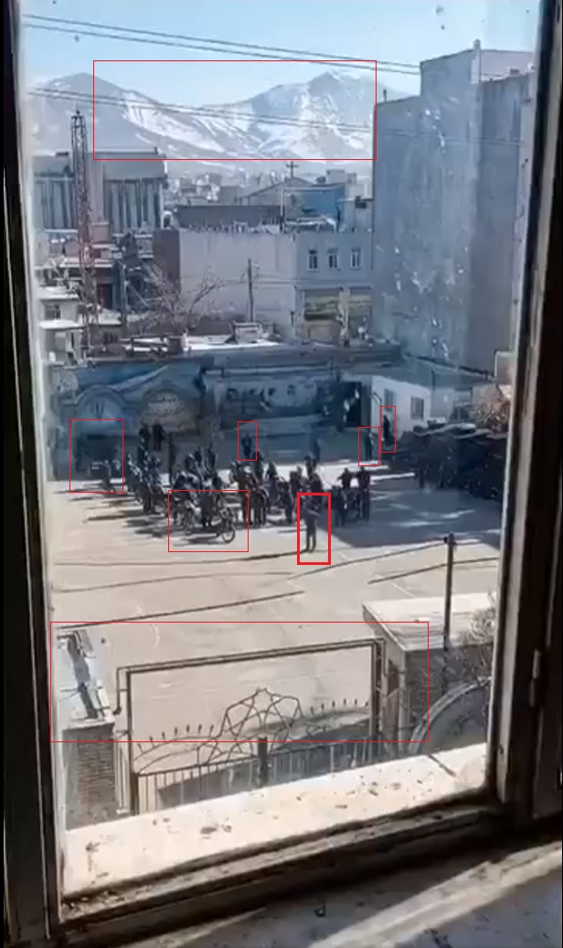 **صورة داخلية** مشاهد مزيفة تزعم استهداف قوات للباسيج في مدرسة إيرانية @Gloz111