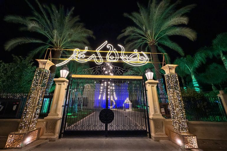 زينة رمضان تحول الشوارع والأحياء بعد الغروب إلى لوحات مضيئة وملونة بالفرح(1)