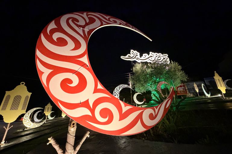 زينة رمضان تحول الشوارع والأحياء بعد الغروب إلى لوحات مضيئة وملونة بالفرح