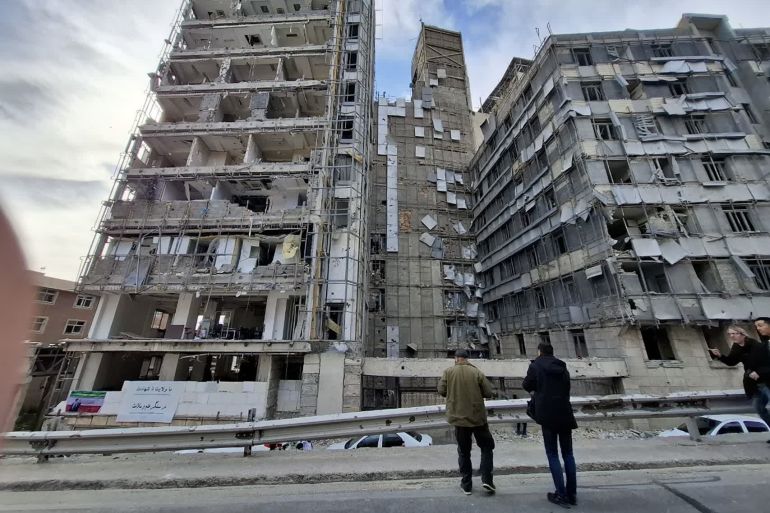 مشاهد من آثار القصف الجوي على مشفى غاندي في طهران (الجزيرة)
