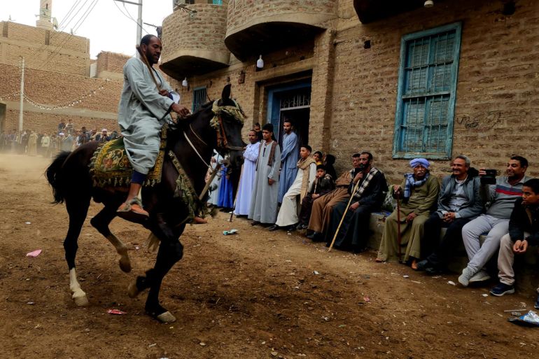 استعراض بالحصان قبل بدء المرماح (الصجافة المصرية)
