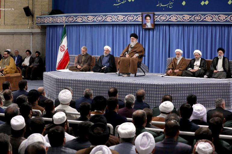 من اليمين: إبراهيم رئيسي، صادق آملي لاريجاني، أحمد جنتي، علي خامنئي، حسن روحاني، علي لاريجاني - المصدر: @Khamenei_fa